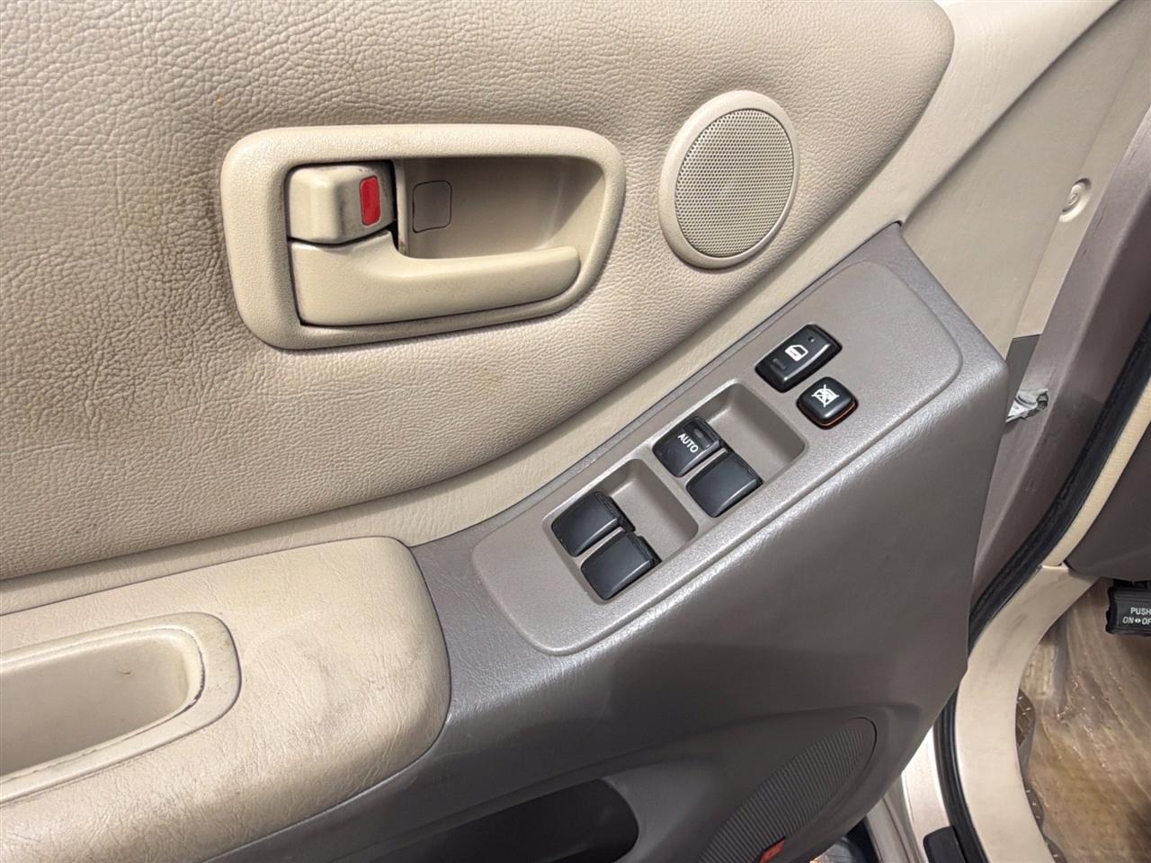Toyota Highlander V6 2WD with 3rd-Row Seat 2004