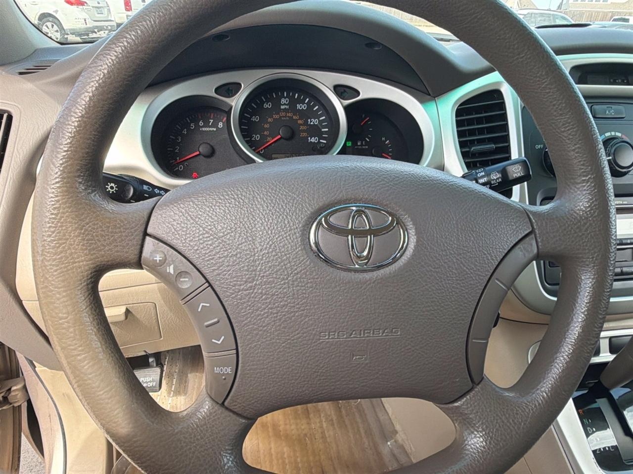 Toyota Highlander V6 2WD with 3rd-Row Seat 2004