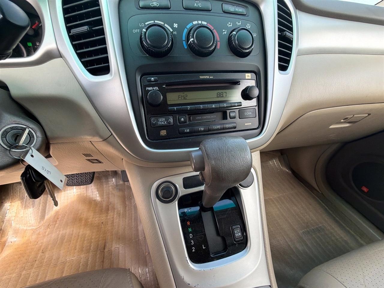 Toyota Highlander V6 2WD with 3rd-Row Seat 2004