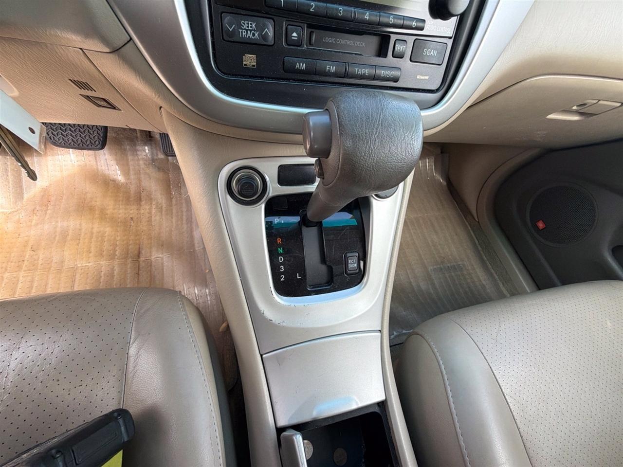 Toyota Highlander V6 2WD with 3rd-Row Seat 2004