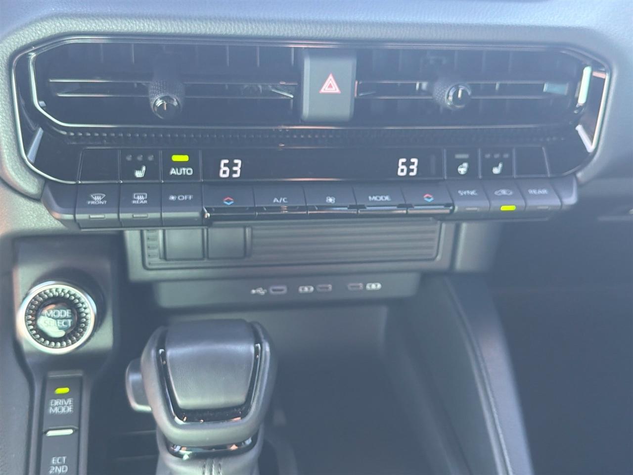 Toyota Land Cruiser Base 2025