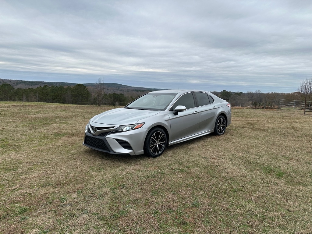 2020 Toyota Camry SE's photo