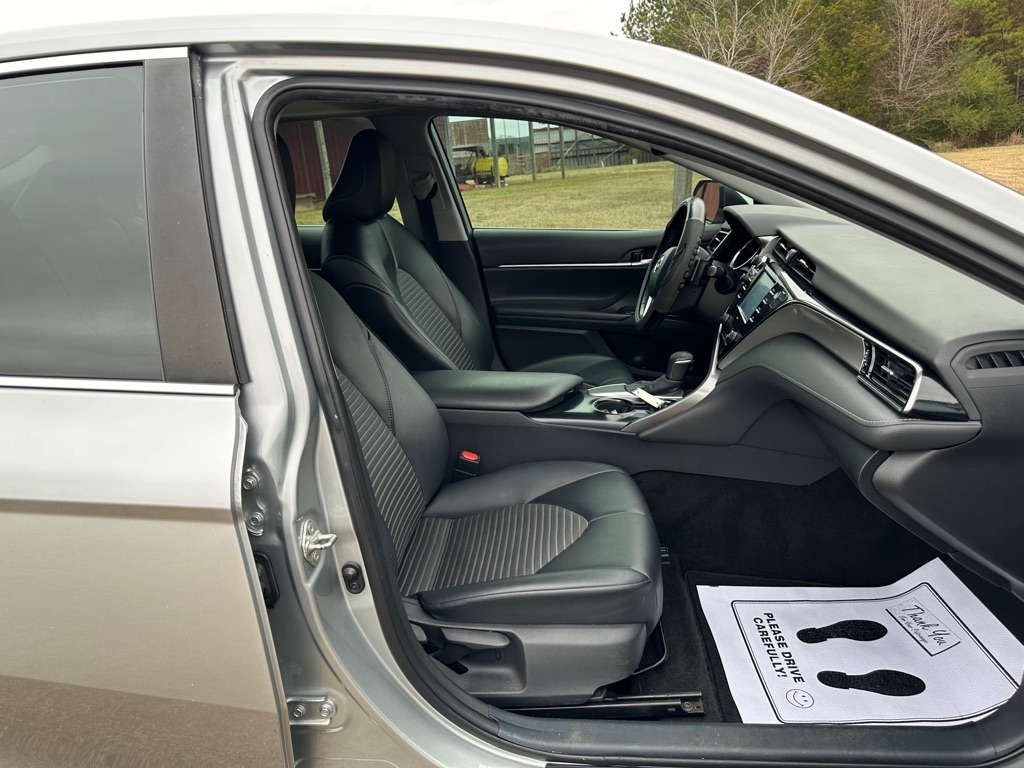 Toyota Camry SE Auto (Natl) 2020