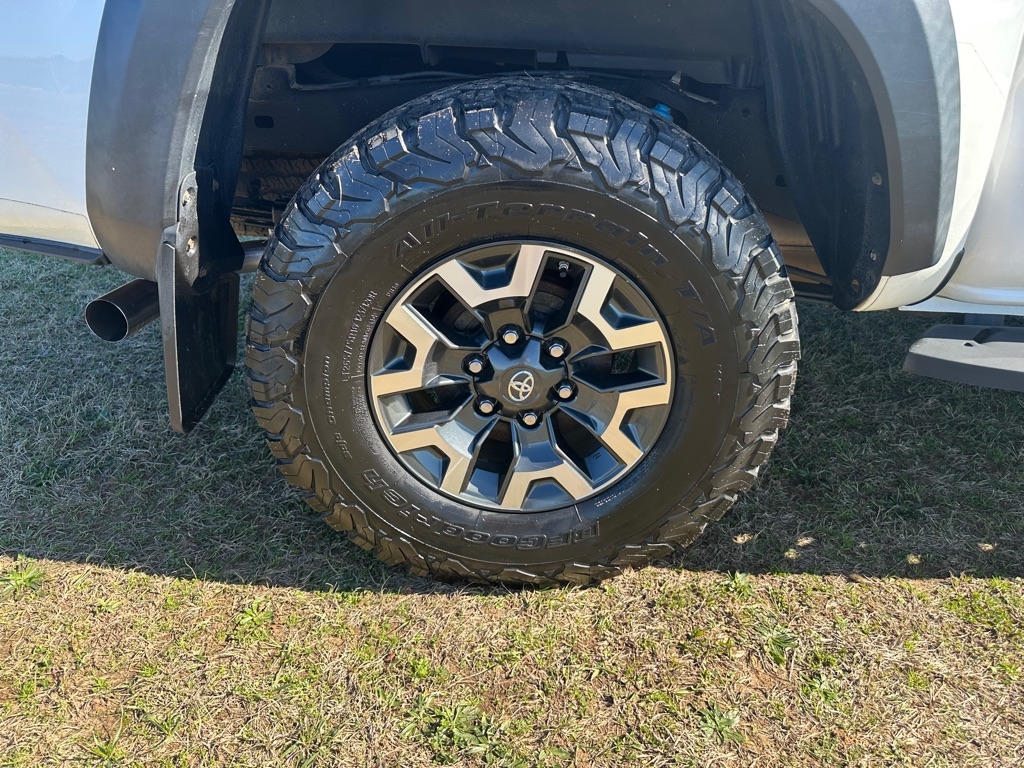 Toyota Tacoma SR5 Double Cab 5' Bed V6 4x4 AT (Natl) 2017