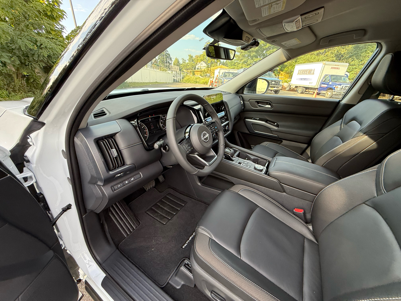 Nissan Pathfinder SL 4WD 2025