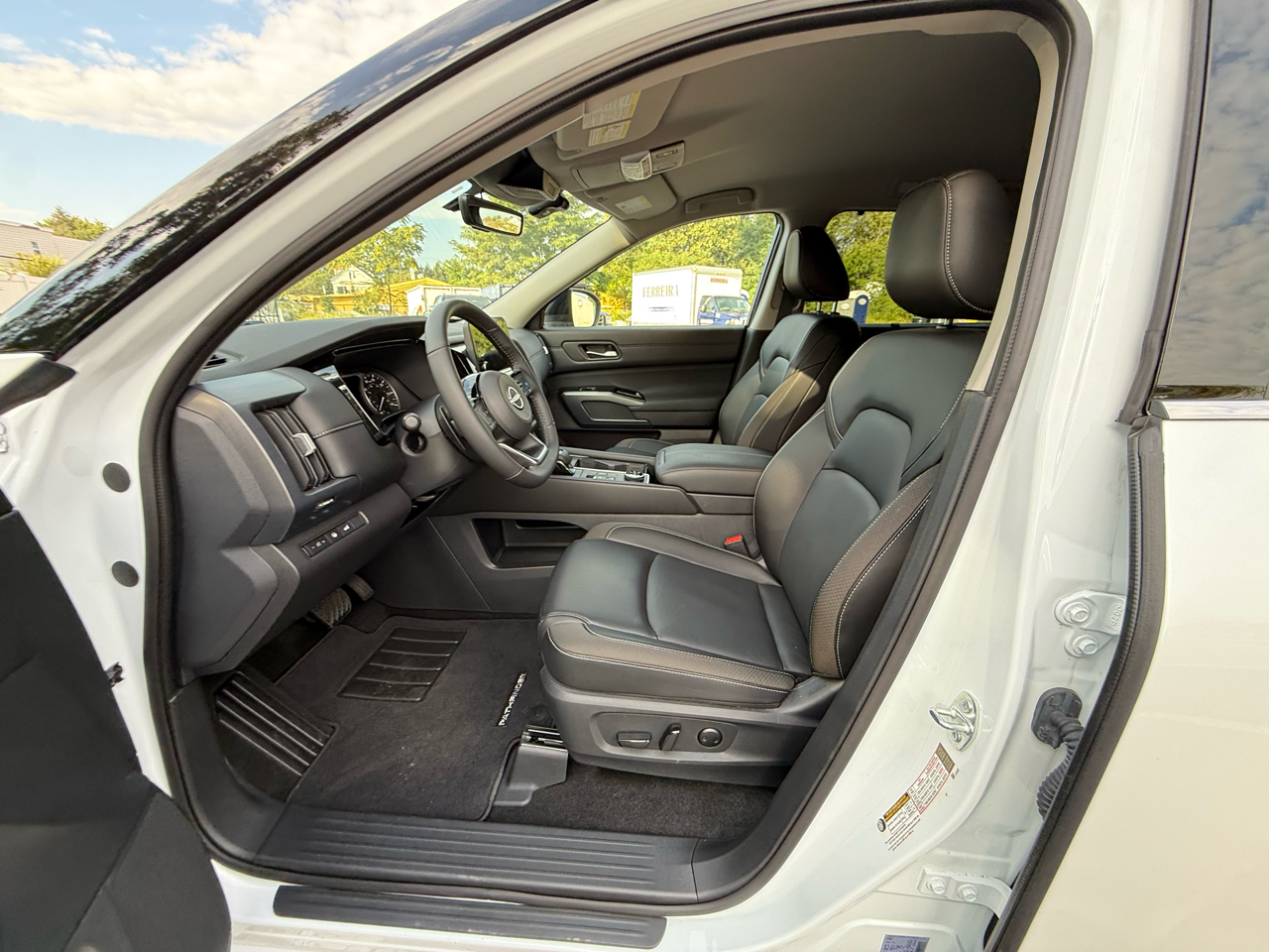 Nissan Pathfinder SL 4WD 2025