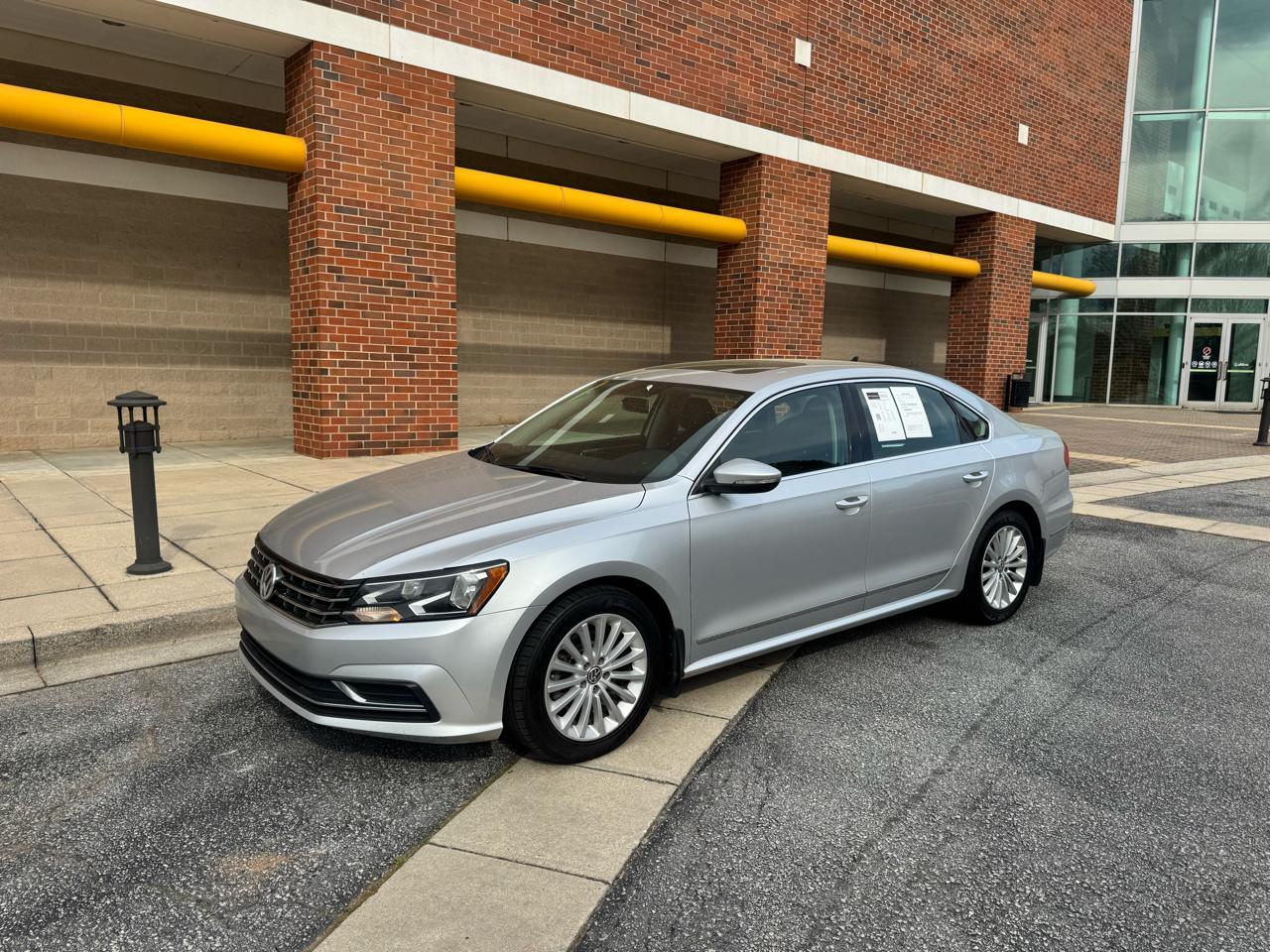 2016 Volkswagen Passat SE PZEV 6A w/ Sunroof & Nav