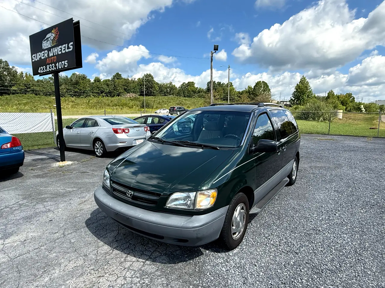 2000 Toyota Sienna LE 4-Door