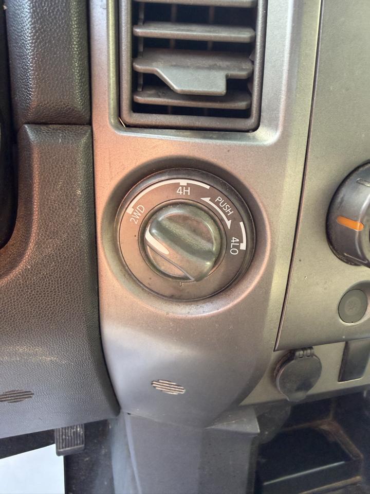 Nissan Titan XE Crew Cab 4WD SWB 2009