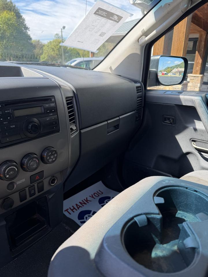 Nissan Titan XE Crew Cab 4WD SWB 2009