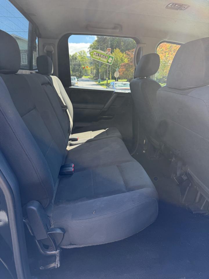 Nissan Titan XE Crew Cab 4WD SWB 2009
