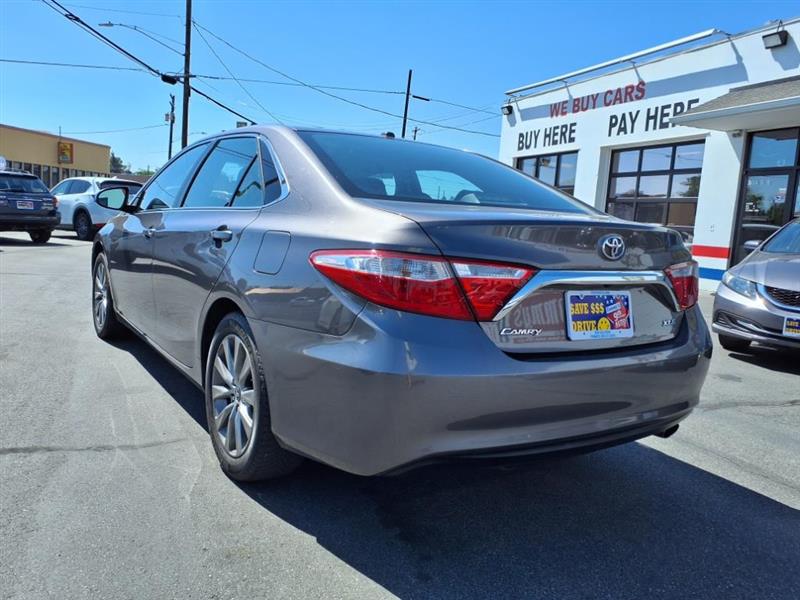 2016 Toyota Camry XLE photo 3