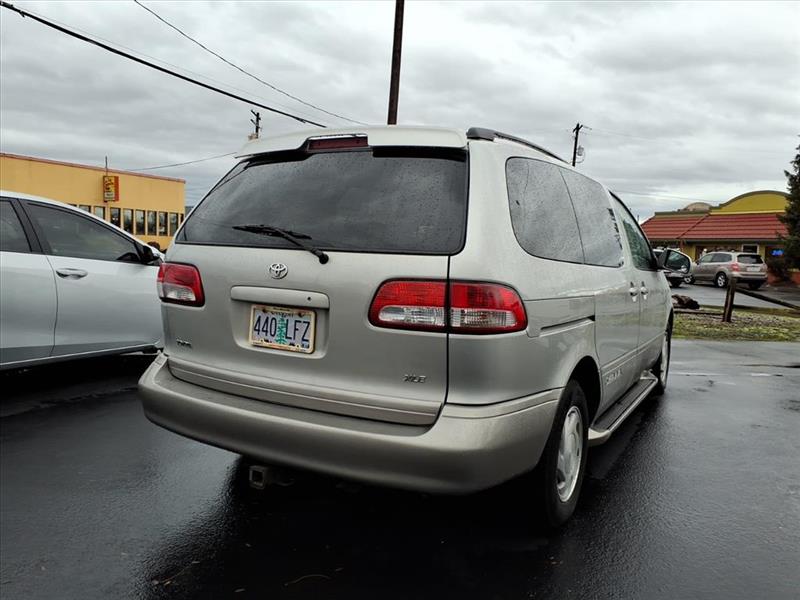 Toyota Sienna XLE 2002