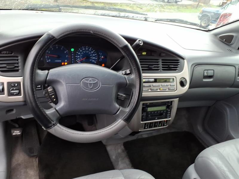 Toyota Sienna XLE 2002