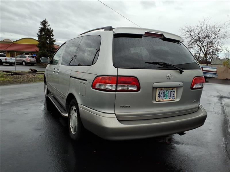 Toyota Sienna XLE 2002