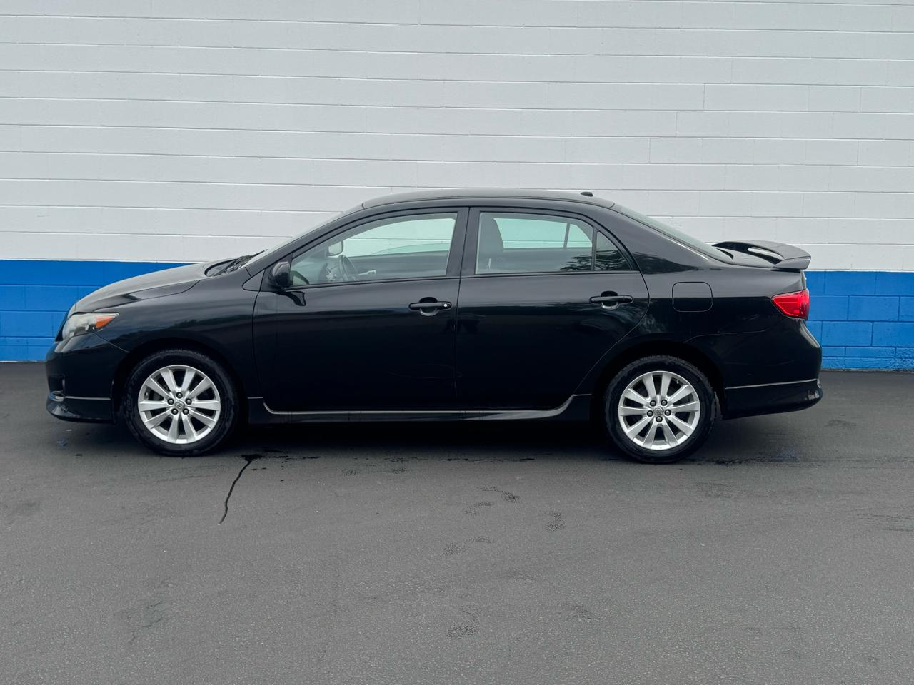 Toyota Corolla Base 5-Speed MT 2010