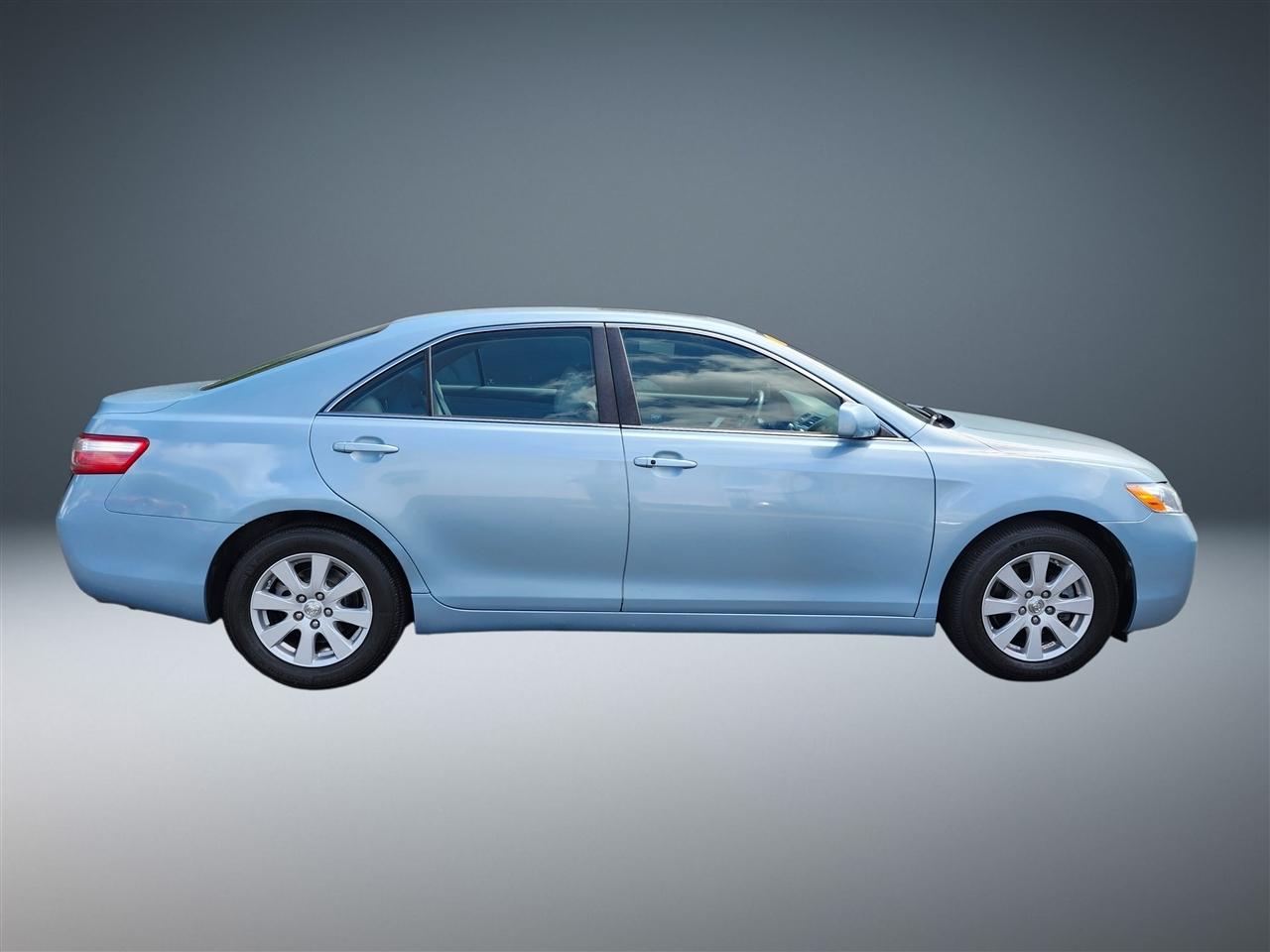 Toyota Camry photo 2