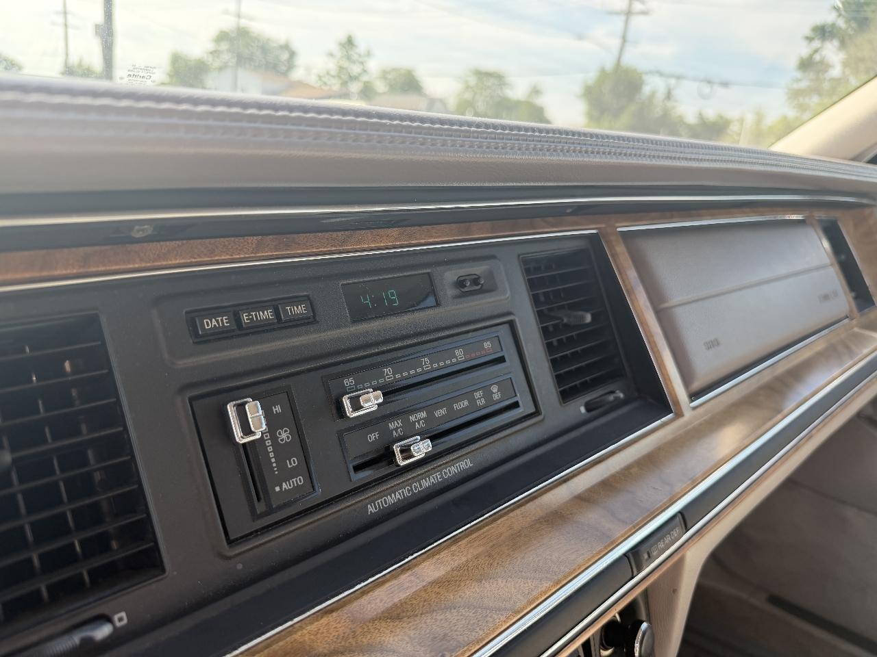 Lincoln Town Car Signature 1991