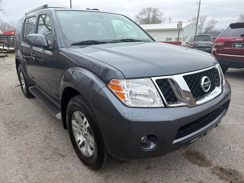 Nissan Pathfinder LE 4WD 2010