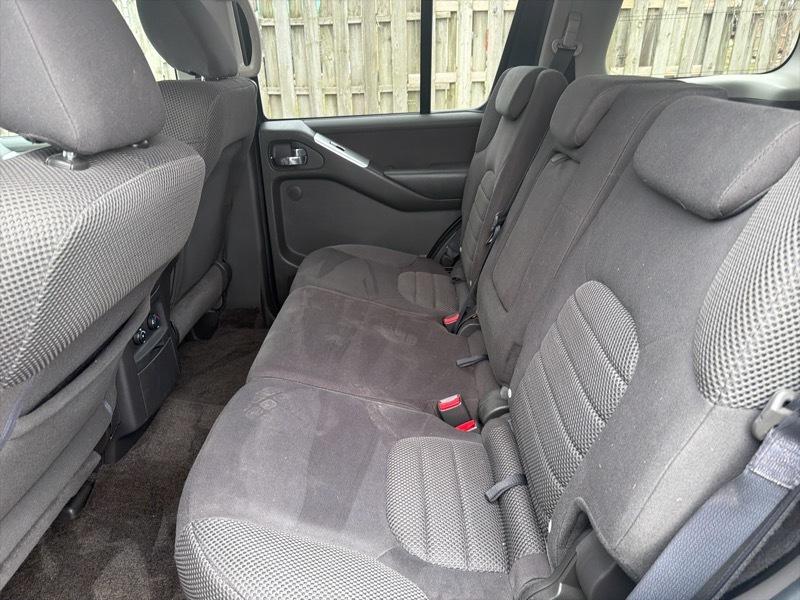 Nissan Pathfinder LE 4WD 2010