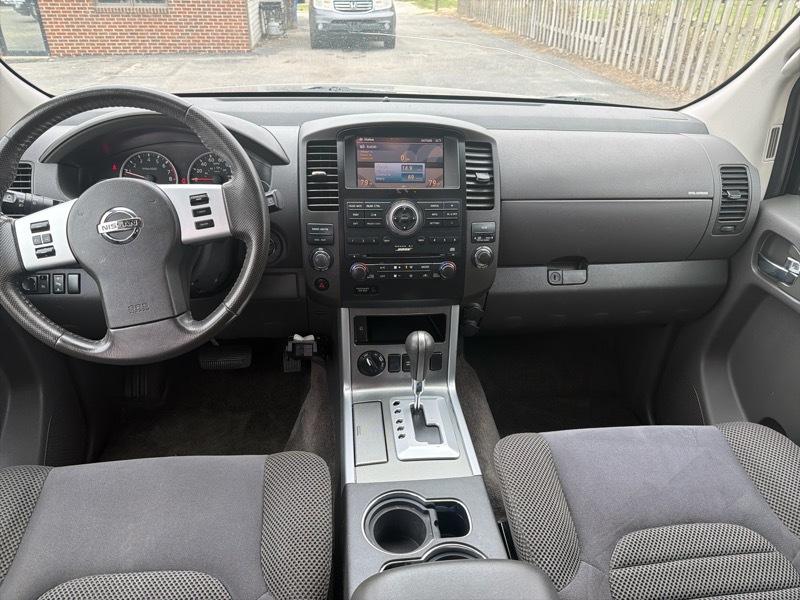 Nissan Pathfinder LE 4WD 2010