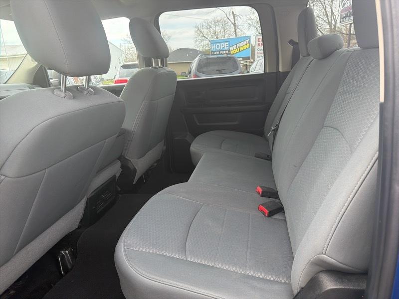 RAM 1500 4WD Crew Cab 140.5" Sport 2014