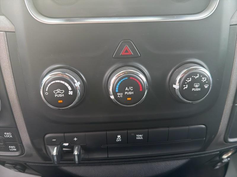 RAM 1500 4WD Crew Cab 140.5" Sport 2014