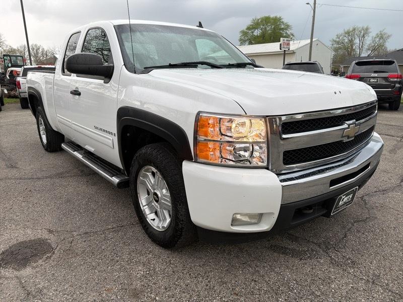 Chevrolet Silverado 1500 4dr Ext Cab 143.5" WB 4WD LS 2009