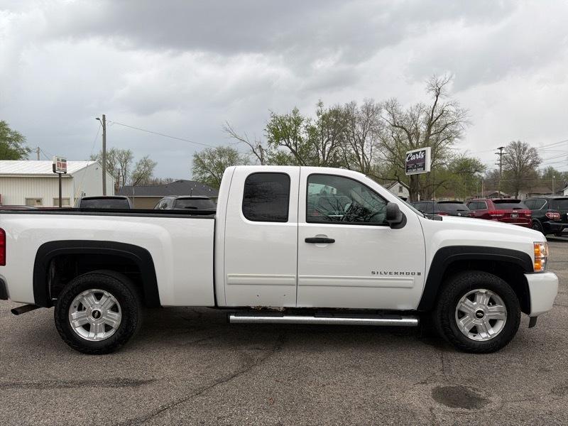 Chevrolet Silverado 1500 4dr Ext Cab 143.5" WB 4WD LS 2009