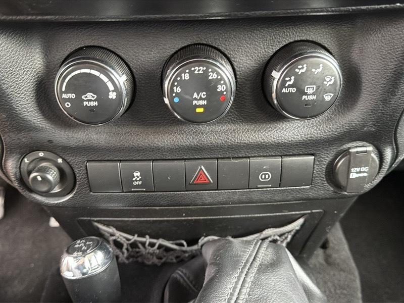Jeep Wrangler Unlimited Sahara 4WD 2012