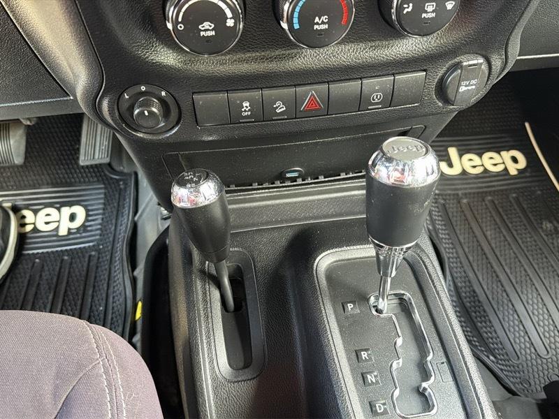 Jeep Wrangler Sahara 4WD 2013