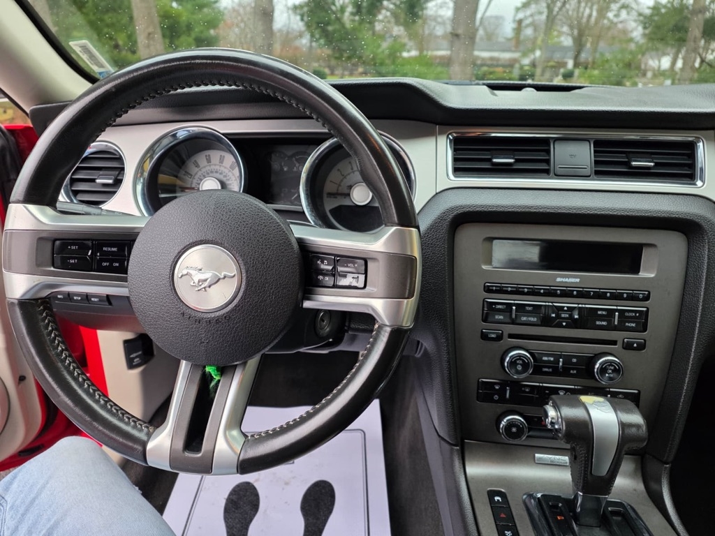 Ford Mustang GT Premium 2D Coupe 2010