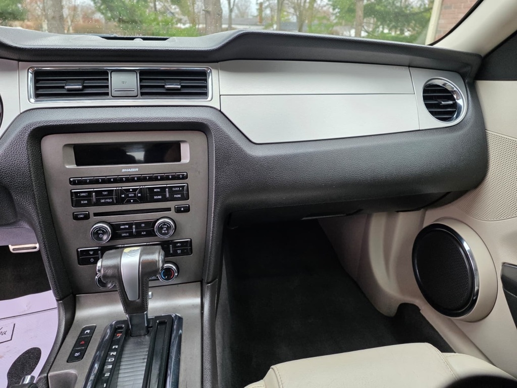 Ford Mustang GT Premium 2D Coupe 2010