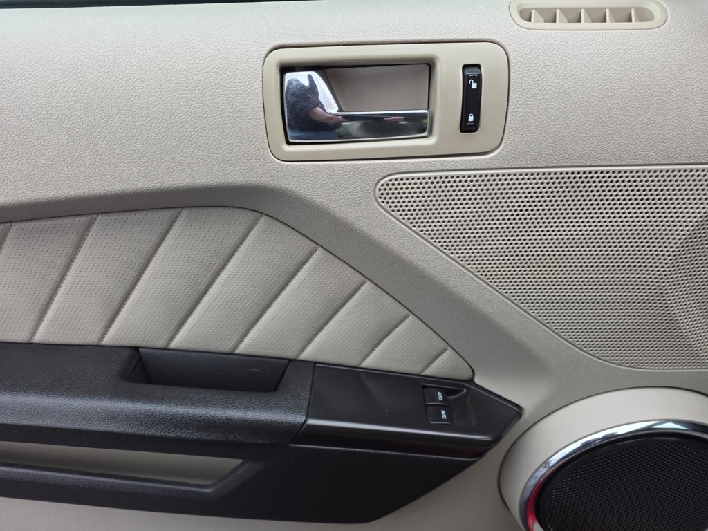 Ford Mustang GT Premium 2D Coupe 2010