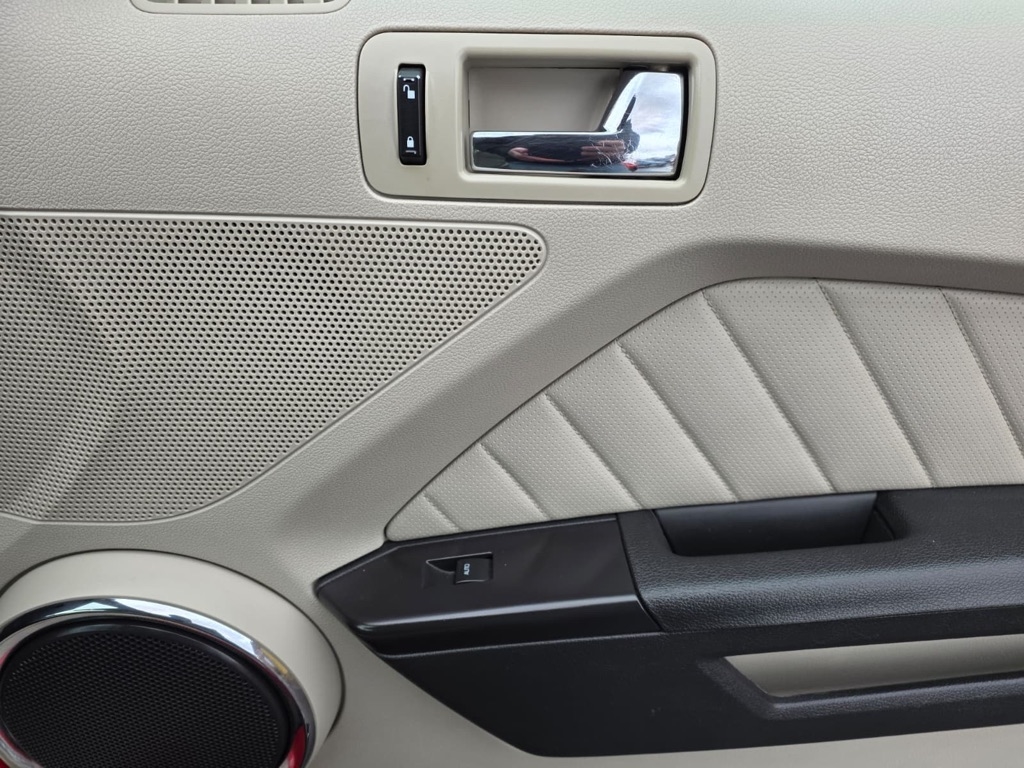 Ford Mustang GT Premium 2D Coupe 2010