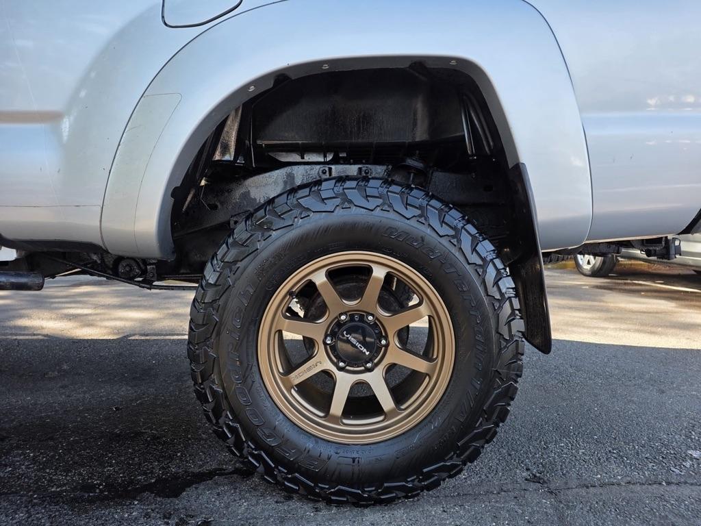 Toyota Tacoma 4WD Double LB V6 AT (Natl) 2010