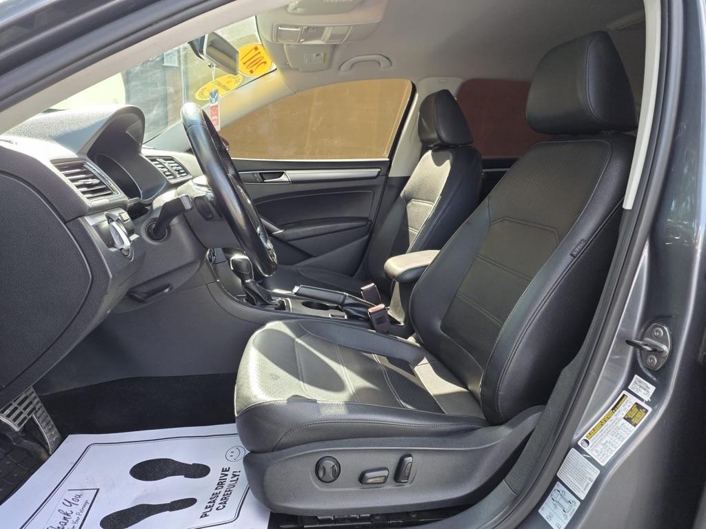Volkswagen Passat R-Line w/Comfort Pkg Auto 2017