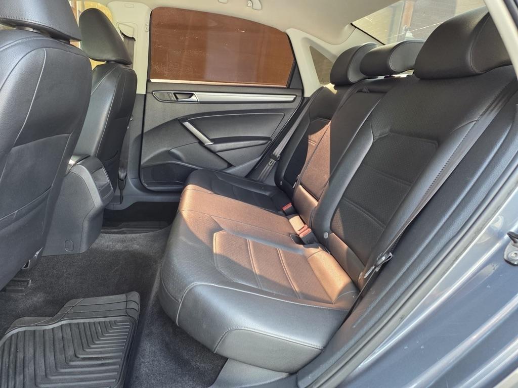 Volkswagen Passat R-Line w/Comfort Pkg Auto 2017