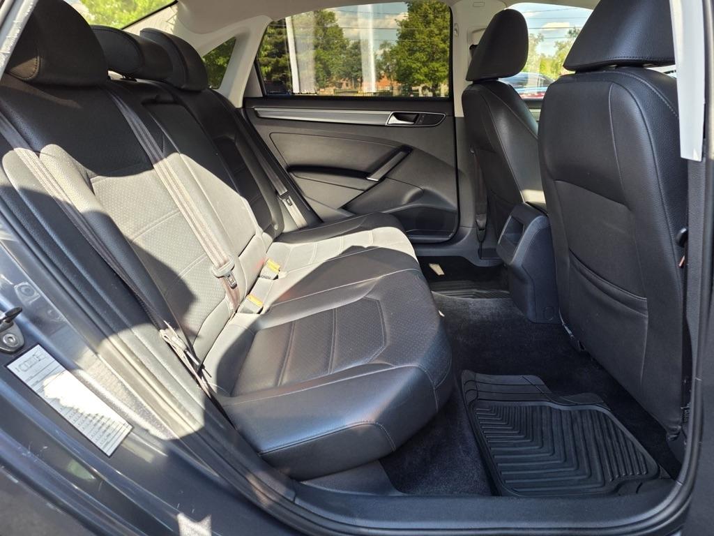 Volkswagen Passat R-Line w/Comfort Pkg Auto 2017