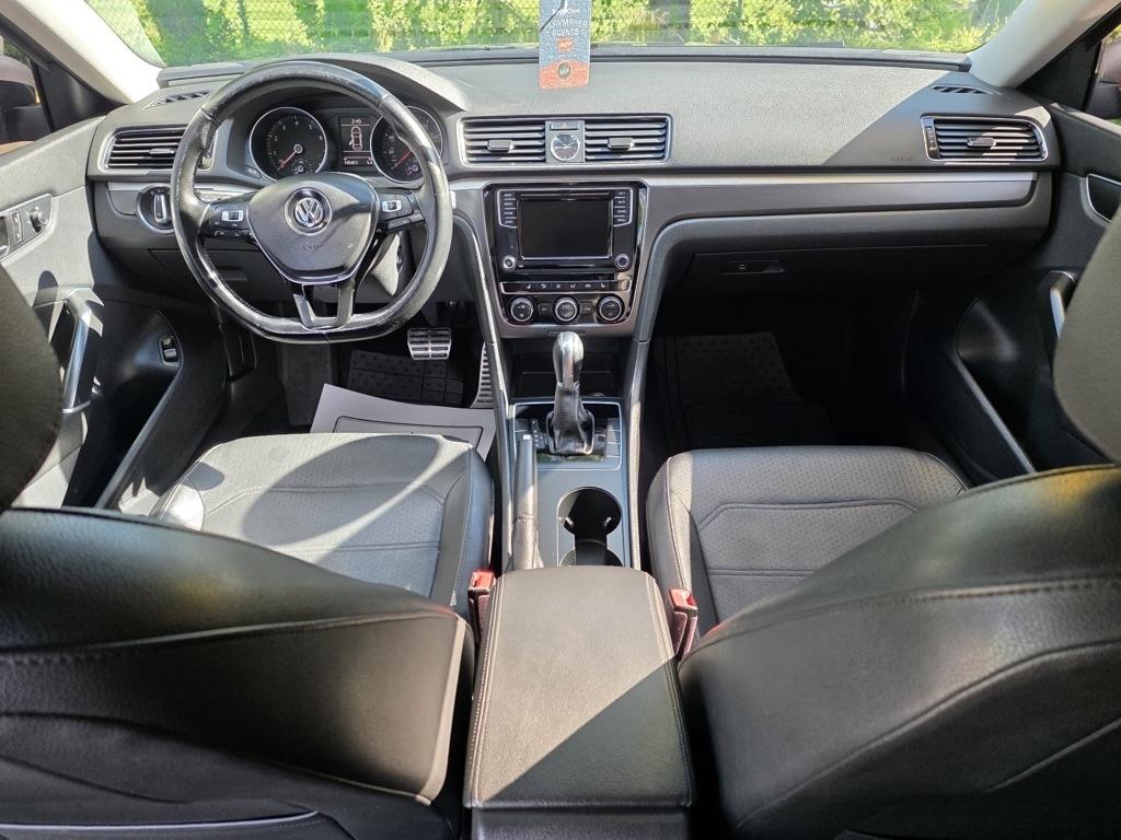 Volkswagen Passat R-Line w/Comfort Pkg Auto 2017