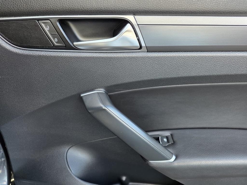 Volkswagen Passat R-Line w/Comfort Pkg Auto 2017