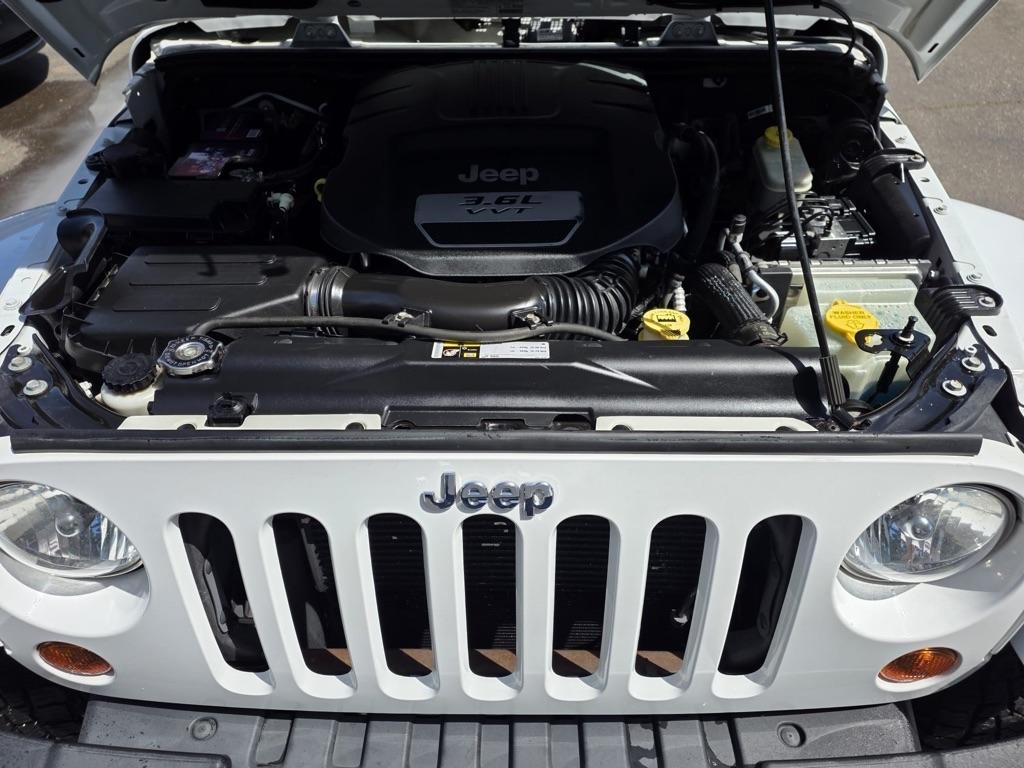 Jeep Wrangler Unlimited 4WD 4dr Sahara 2013