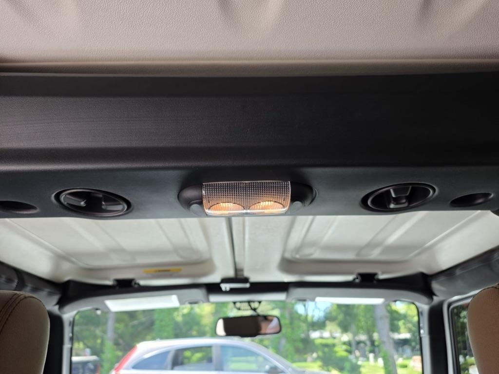 Jeep Wrangler Unlimited 4WD 4dr Sahara 2013