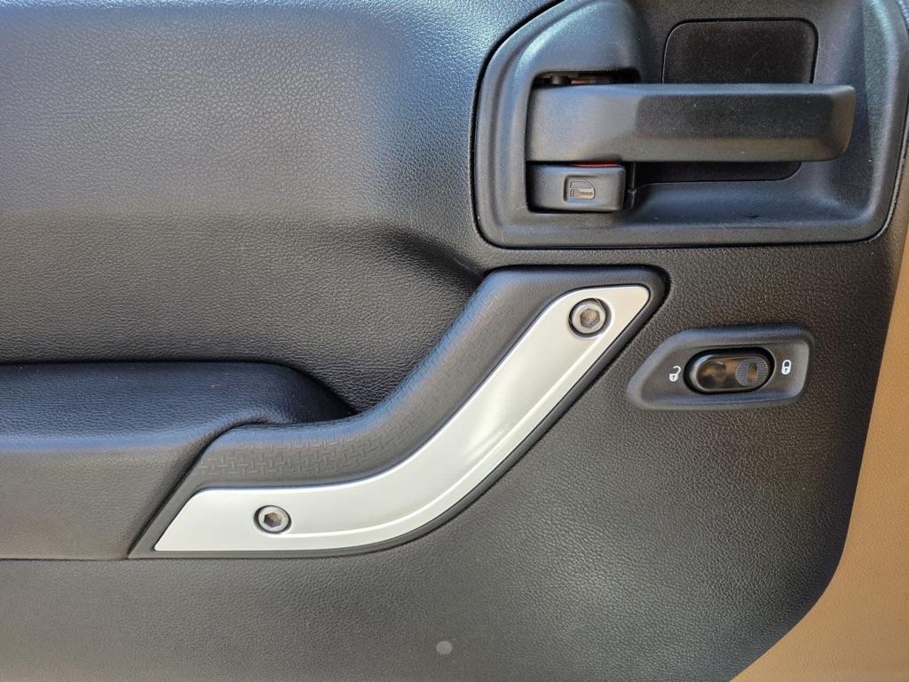 Jeep Wrangler Unlimited 4WD 4dr Sahara 2013