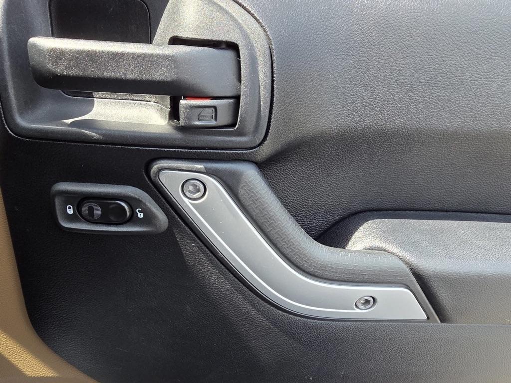Jeep Wrangler Unlimited 4WD 4dr Sahara 2013