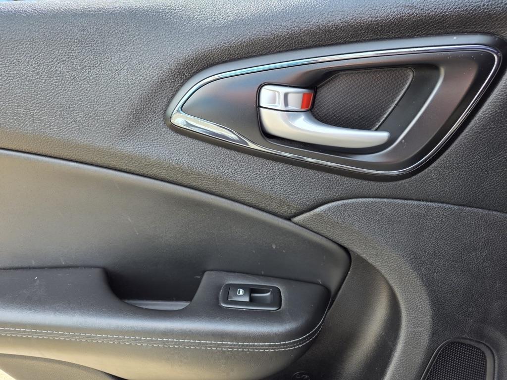 Chrysler 200 4dr Sdn S FWD 2015