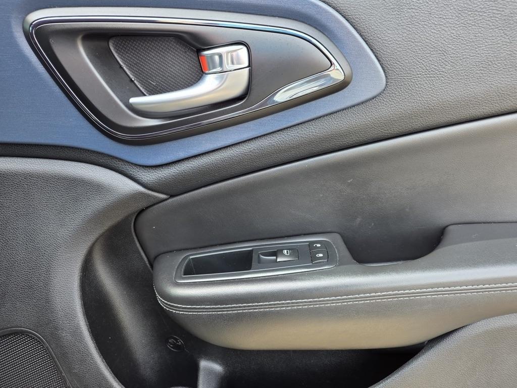 Chrysler 200 4dr Sdn S FWD 2015