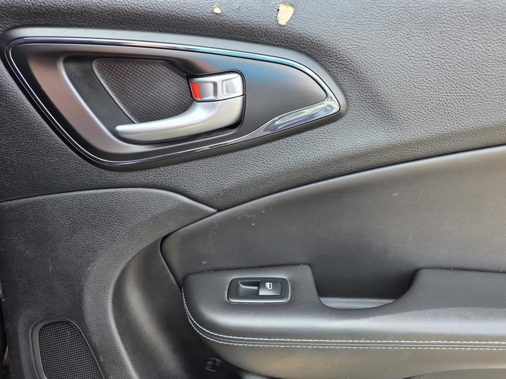 Chrysler 200 4dr Sdn S FWD 2015