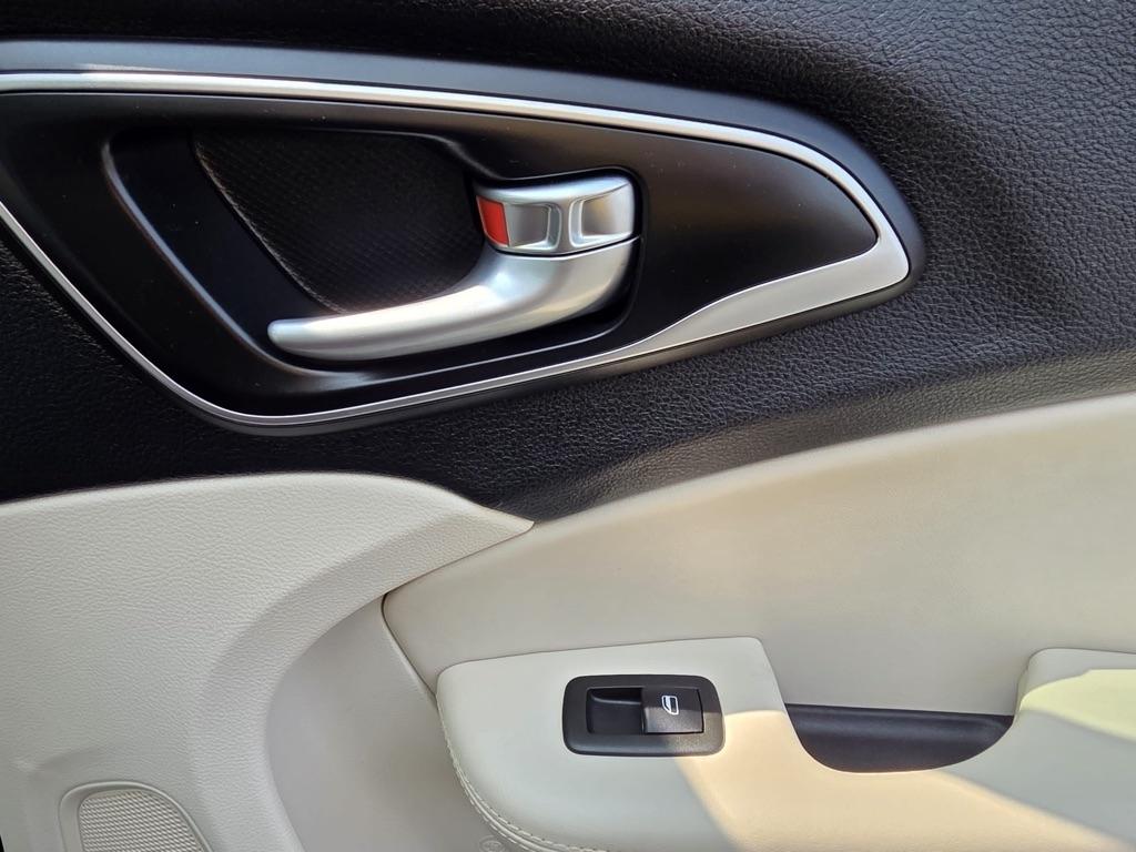 Chrysler 200 4dr Sdn C Platinum FWD 2016