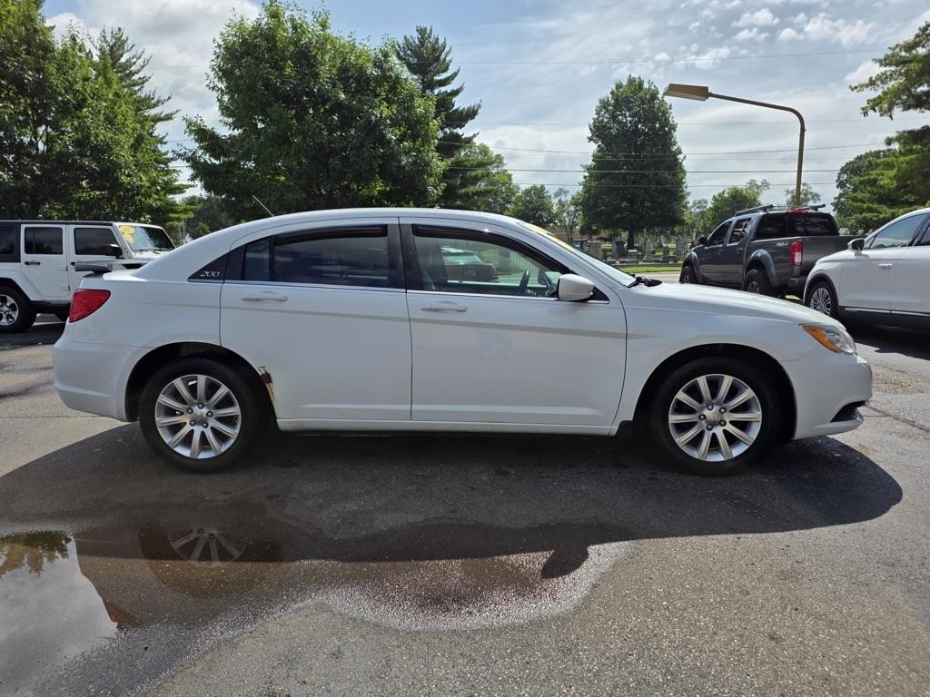 Chrysler 200 4dr Sdn Touring 2013